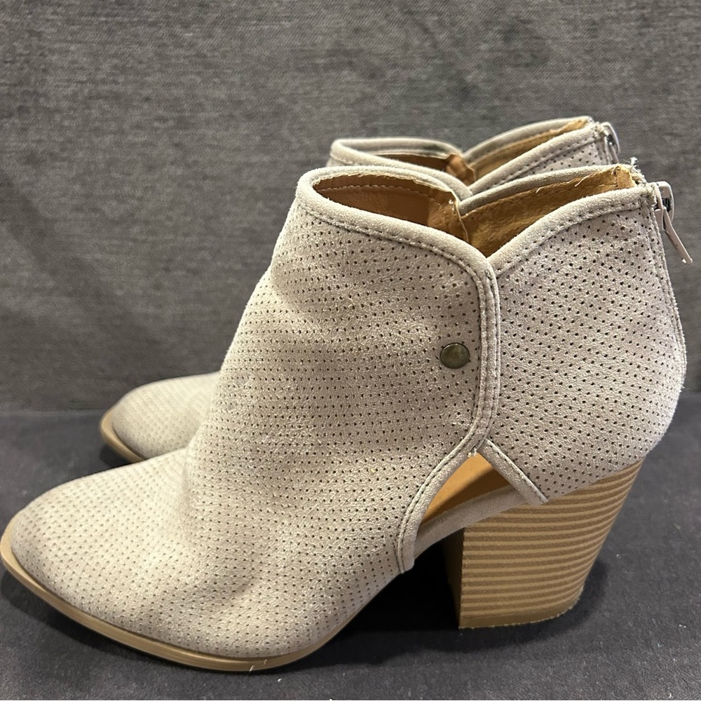 Qupid Women's Boots Ankle Beige Faux Suede Perforated Pattern Zipper